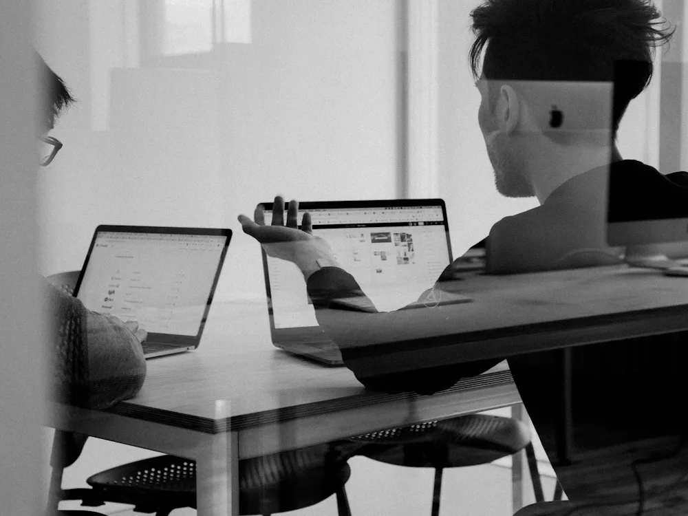 Reunión de trabajo en la oficina de la agencia